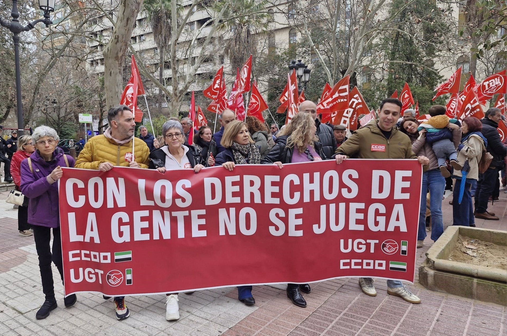 CCOO y UGT reúnen a 400 personas en Cáceres y Badajoz para clamar contra el "oportunismo político" y defender el avance social CCOO y UGT reúnen a 400 personas en Cáceres y Badajoz para clamar contra el "oportunismo político" y defender el avance social
