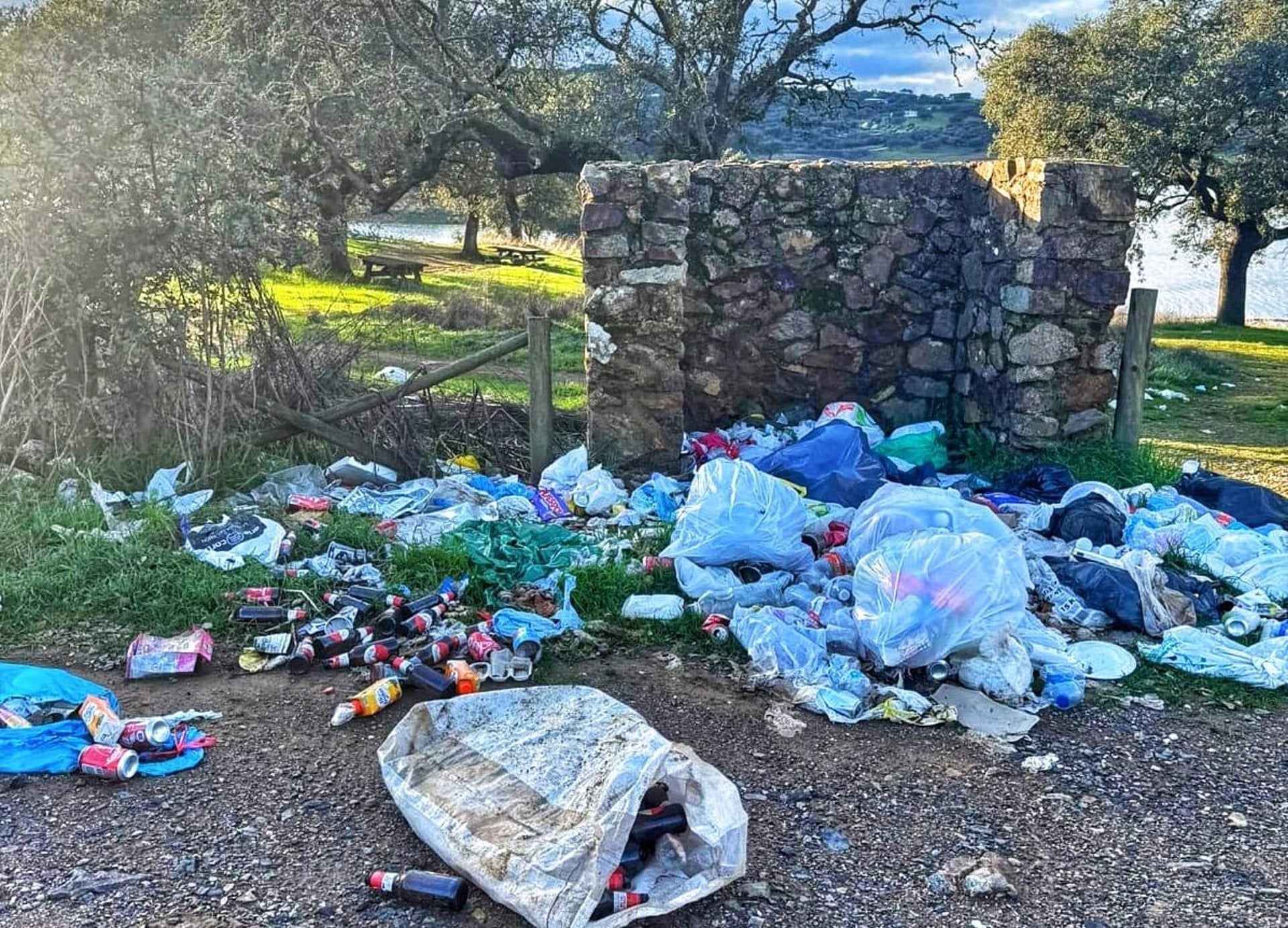 "Bien Común de Monesterio" lamenta la acumulación de residuos en el merendero del Embalse de Tentudía y pide actuar a la CHG "Bien Común de Monesterio" lamenta la acumulación de residuos en el merendero del Embalse de Tentudía y pide actuar a la CHG