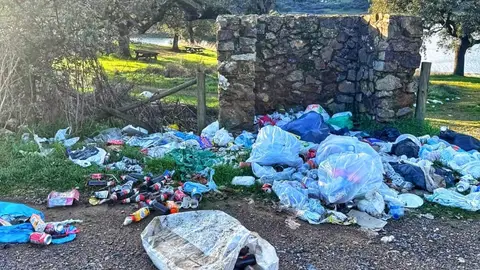 "Bien Común de Monesterio" lamenta la acumulación de residuos en el merendero del Embalse de Tentudía y pide actuar a la CHG "Bien Común de Monesterio" lamenta la acumulación de residuos en el merendero del Embalse de Tentudía y pide actuar a la CHG