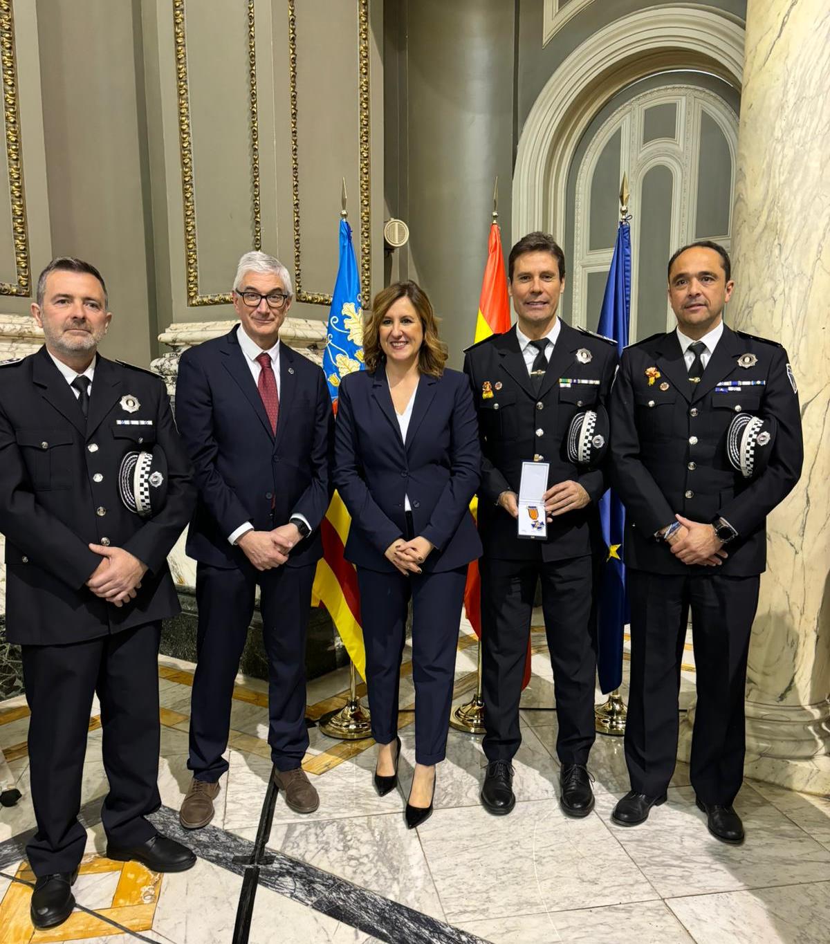El Ayuntamiento de Valencia otorga una distinción por su labor de apoyo en la Dana a la Policía Local de Albacete El Ayuntamiento de Valencia otorga una distinción por su labor de apoyo en la Dana a la Policía Local de Albacete