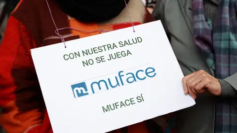 Los funcionarios mutualistas se concentran para pedir solución a Muface Los funcionarios mutualistas se concentran para pedir solución a Muface