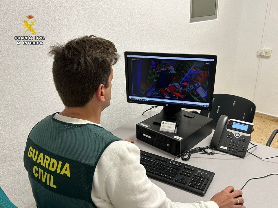 La Guardia Civil detiene a tres personas por un robo con violencia en un comercio de Altea La Guardia Civil detiene a tres personas por un robo con violencia en un comercio de Altea