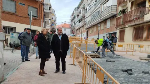 La delegada de Obras y Equipamientos del Ayuntamiento de Madrid, Paloma García Romero, junto con el concejal de Vicálvaro, Ángel Ramos La delegada de Obras y Equipamientos del Ayuntamiento de Madrid, Paloma García Romero, junto con el concejal de Vicálvaro, Ángel Ramos/ Europa Press