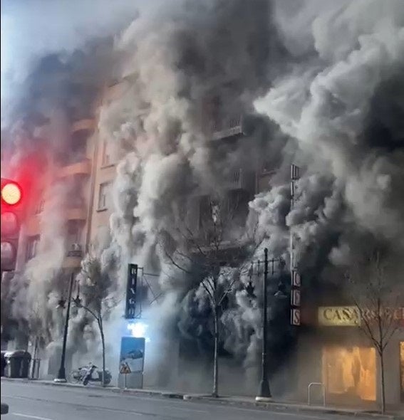 Un incendio en un bingo provoca una gran humareda en el centro de Valencia Un incendio en un bingo provoca una gran humareda en el centro de Valencia