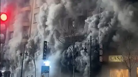 Un incendio en un bingo provoca una gran humareda cerca de Plaza España en Valencia. Un incendio en un bingo provoca una gran humareda cerca de Plaza España en Valencia.