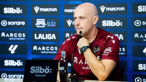 Julián Calero en rueda de prensa como entrenador del Levante UD Julián Calero en rueda de prensa como entrenador del Levante UD