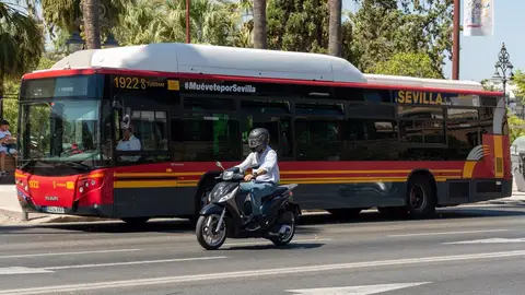 Autobús de Tussam circulando por Sevilla Autobús de Tussam circulando por Sevilla