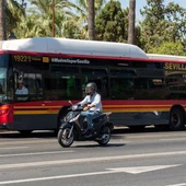 Autobús de Tussam circulando por Sevilla Autobús de Tussam circulando por Sevilla