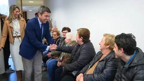 Carlos Mazón y la alcaldesa de Crevillent, Lourdes Aznar, en el Centro de Rehabilitación e Inclusión Social ‘Pare Jofré’. Carlos Mazón y la alcaldesa de Crevillent, Lourdes Aznar, en el Centro de Rehabilitación e Inclusión Social ‘Pare Jofré’.