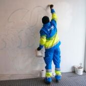 Imagen de archivo de un trabajador eliminando un grafiti.