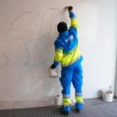 Imagen de archivo de un trabajador eliminando un grafiti. Imagen de archivo de un trabajador eliminando un grafiti.