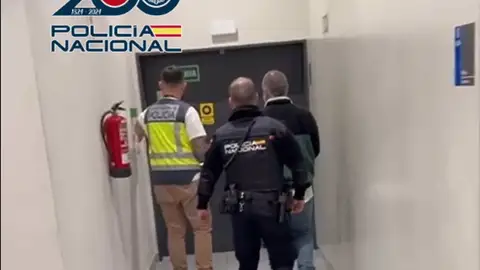 Agentes de la Policía Nacional con el detenido en el aeropuerto de El Altet de Elche. Agentes de la Policía Nacional con el detenido en el aeropuerto de El Altet de Elche.