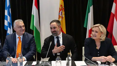 Santiago Abascal, presidente de VOX, junto con los ultraderechistas Viktor Orbán y Marine Le Pen Santiago Abascal, presidente de VOX, junto con los ultraderechistas Viktor Orbán y Marine Le Pen