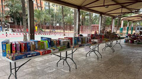 Mercadillo solidario del a&ntilde;o 2025 en el colegio Luis Cernuda de Elche.