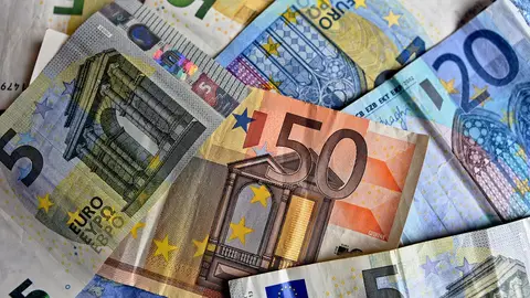 Imagen de archivo de billetes de euro. Imagen de archivo de billetes de euro.