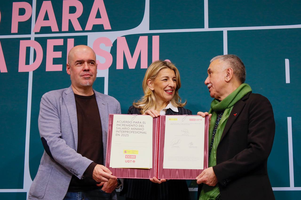 Yolanda Díaz firma con los sindicatos la nueva subida del SMI de 1.184 euros al mes Yolanda Díaz firma con los sindicatos la nueva subida del SMI de 1.184 euros al mes