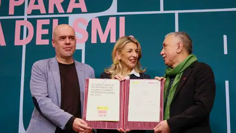 Yolanda Díaz firma con los sindicatos la nueva subida del SMI de 1.184 euros al mes Yolanda Díaz firma con los sindicatos la nueva subida del SMI de 1.184 euros al mes