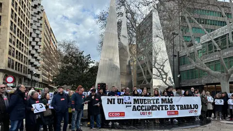 Los sindicatos se concentran cada vez que pierde la vida un trabajador en accidente laboral Los sindicatos se concentran cada vez que pierde la vida un trabajador en accidente laboral