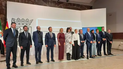 La presidenta de la Junta, María Guardiola, firma con 11 entidades bancarias una declaración para el impulso de la promoción de más de 3.000 viviendas protegidas en Extremadura - La presidenta de la Junta, María Guardiola, firma con 11 entidades bancarias una declaración para el impulso de la promoción de más de 3.000 viviendas protegidas en Extremadura -