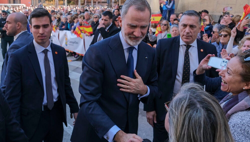 El rey Felipe VI saluda a los vecinos de El Campello