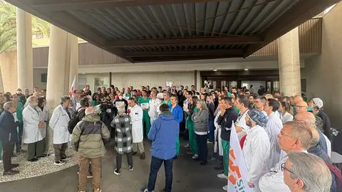 Concentración de médicos a las puertas del Hospital General de Elche Concentración de médicos a las puertas del Hospital General de Elche