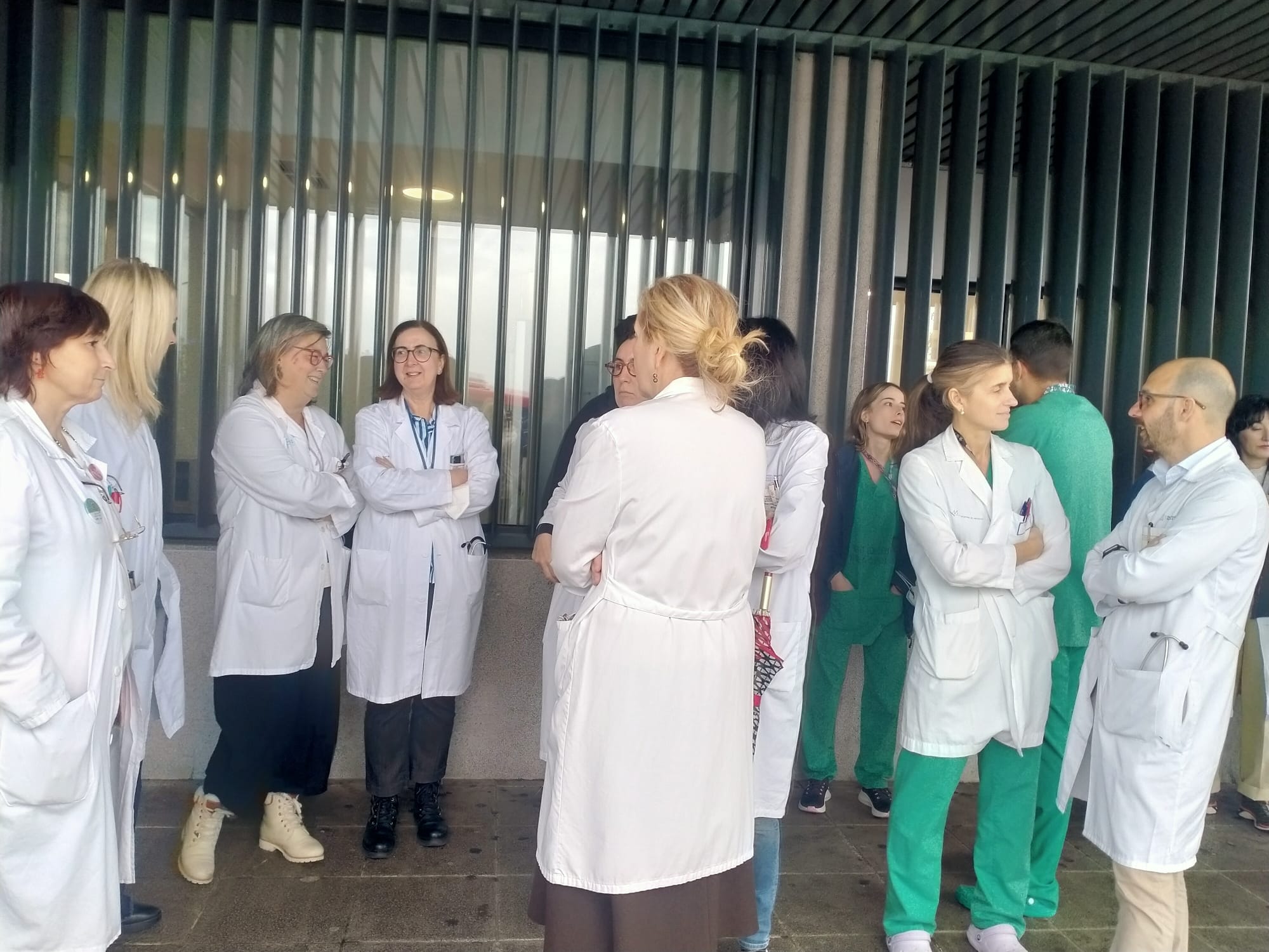 El sindicato médico OMEGA se ha concentrado hoy a las puertas del CHUAC El sindicato médico OMEGA se ha concentrado hoy a las puertas del CHUAC