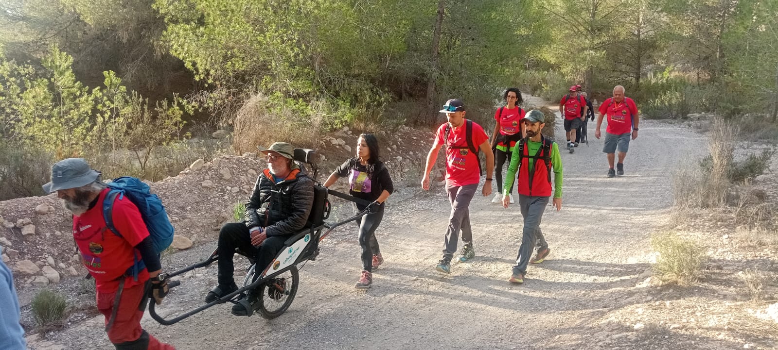El Grupo de Montañismo Inclusivo Adaptado organiza una ruta por el sendero del Vinalopó El Grupo de Montañismo Inclusivo Adaptado organiza una ruta por el sendero del Vinalopó