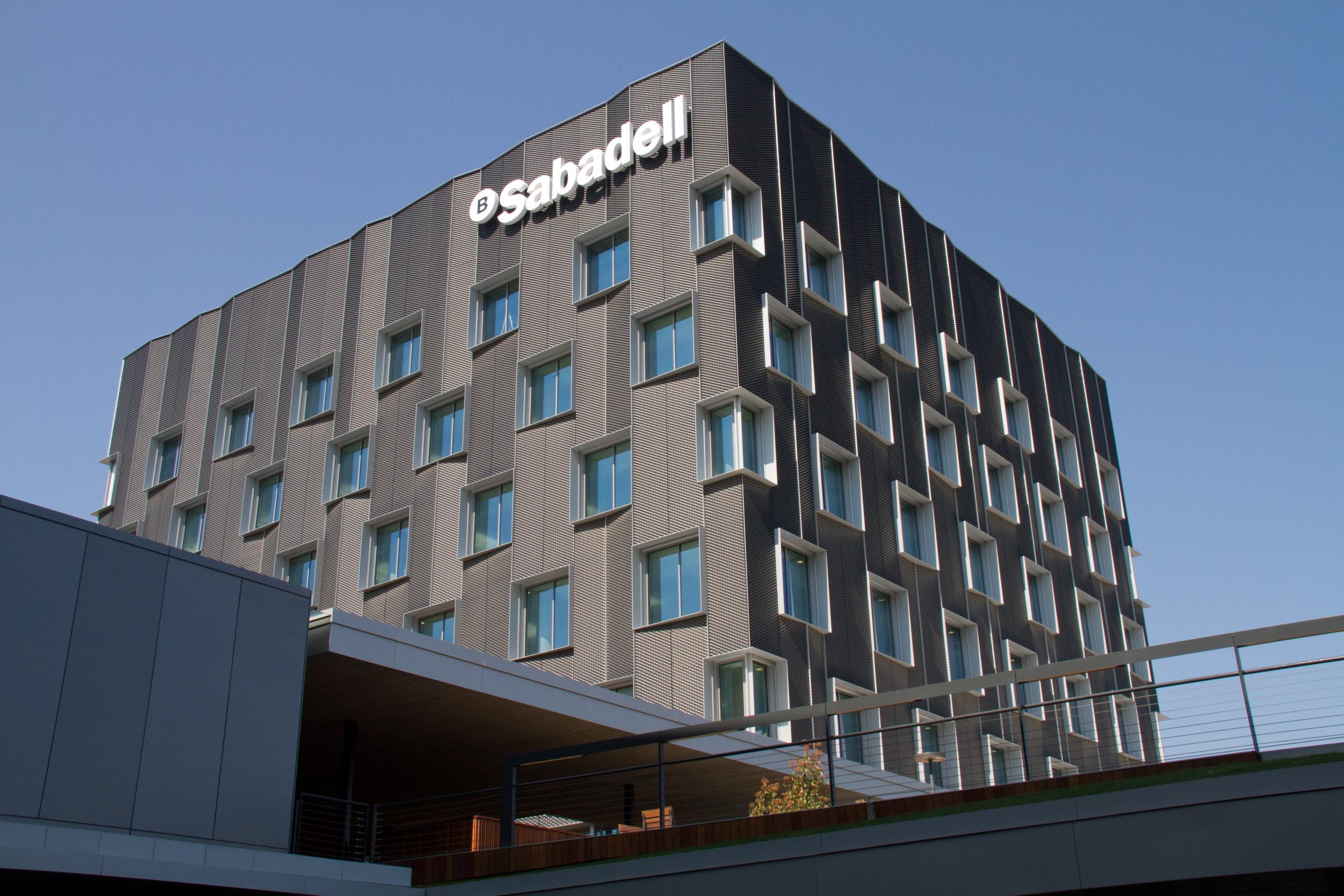 Banco Sabadell alcanza un beneficio récord y eleva su retribución a los accionistas Banco Sabadell alcanza un beneficio récord y eleva su retribución a los accionistas