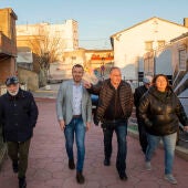 Vicent Mompó junto al alcalde de Manuel, Cesar Carbonell