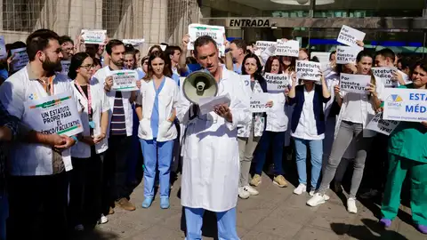 Médicos se concentran por el Estatuto propio en Canarias Médicos se concentran por el Estatuto propio en Canarias