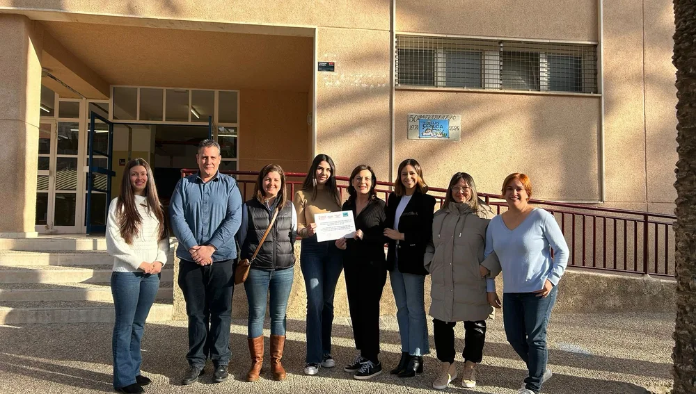 El dinero recaudado en el mercadillo solidario del CP Luis Cernuda de Elche se ha donado a la fundación 'Un abrazo de luz'. El dinero recaudado en el mercadillo solidario del CP Luis Cernuda de Elche se ha donado a la fundación 'Un abrazo de luz'.