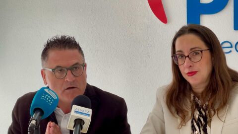 La portavoz del PP de Altea junto al diputado popular Jos&eacute; Ram&oacute;n Gonz&aacute;lez de Z&aacute;rate