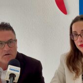 La portavoz del PP de Altea junto al diputado popular José Ramón González de Zárate