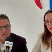 La portavoz del PP de Altea junto al diputado popular José Ramón González de Zárate La portavoz del PP de Altea junto al diputado popular José Ramón González de Zárate