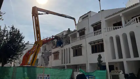 Trabajos de derrumbe de las viviendas afectadas por la DANA en Catarroja Trabajos de derrumbe de las viviendas afectadas por la DANA en Catarroja