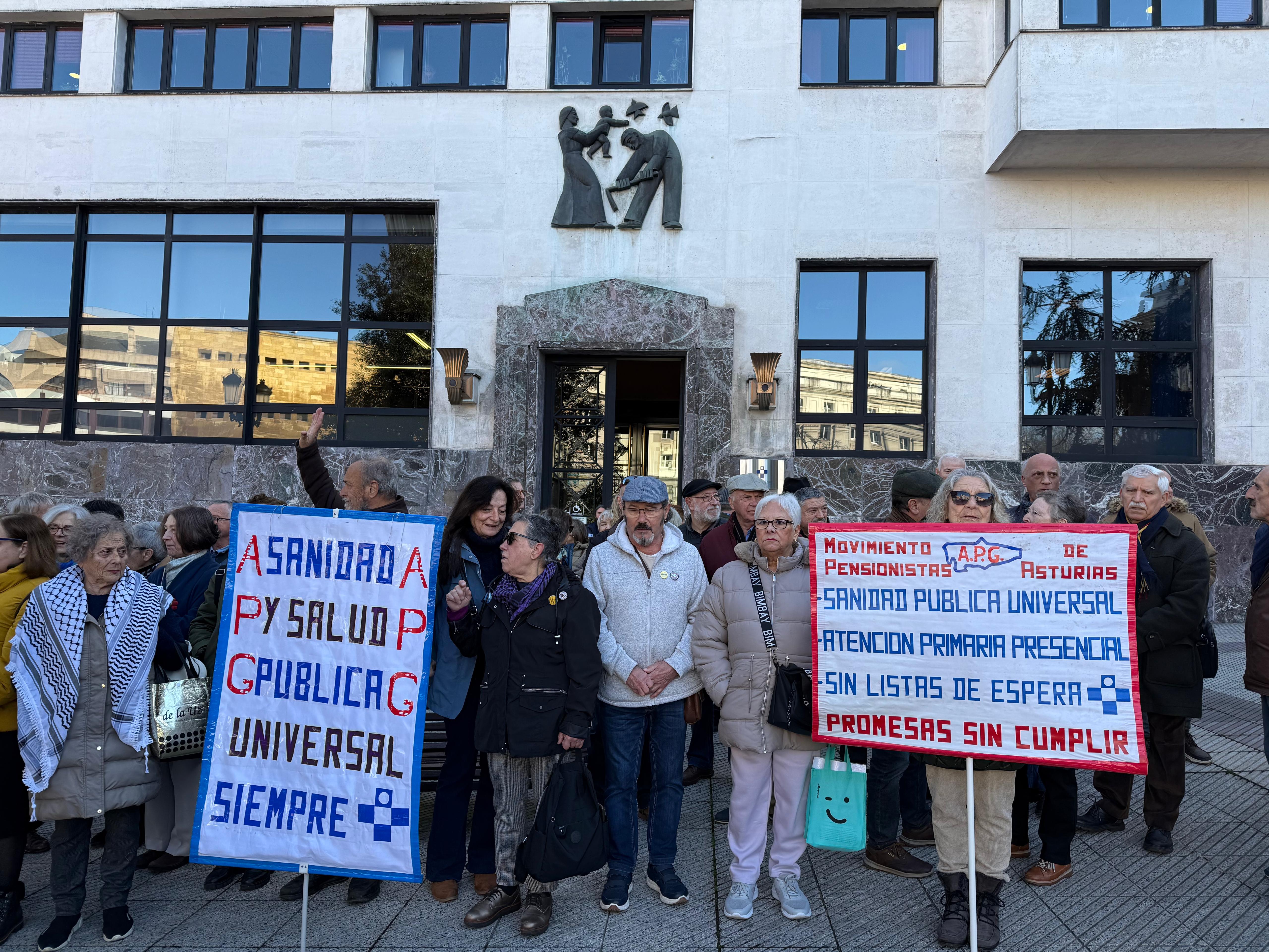 La Plataforma Defensa Sanidad Pública Asturias demandan la dedicación exclusiva de los médicos La Plataforma Defensa Sanidad Pública Asturias demandan la dedicación exclusiva de los médicos