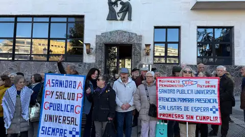 Miembros de la Plataforma Defensa Sanidad Pública Asturias frente a la sede del SESPA. Miembros de la Plataforma Defensa Sanidad Pública Asturias frente a la sede del SESPA