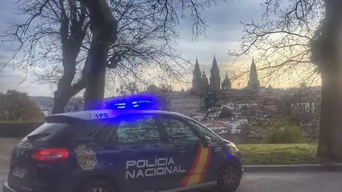 La Policía Nacional detiene "in fraganti" intentando acceder a un establecimiento de la Plaza de Cervantes a un individuo tras asaltar el cafe bar Porta do Camiño La Policía Nacional detiene "in fraganti" intentando acceder a un establecimiento de la Plaza de Cervantes a un individuo tras asaltar el cafe bar Porta do Camiño