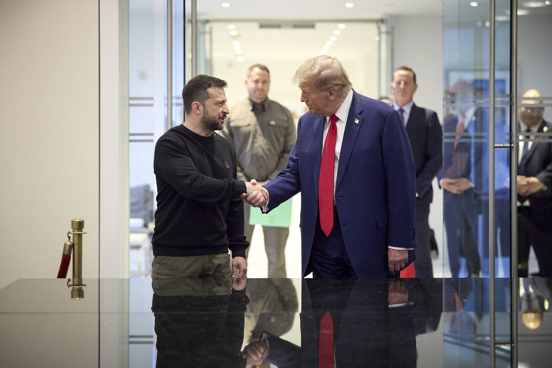 Zelenski optimista tras hablar con Trump sobre una paz duradera: "Hagámoslo" Zelenski optimista tras hablar con Trump sobre una paz duradera: "Hagámoslo"