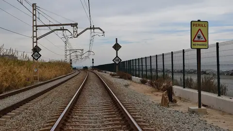 Cerramiento ferroviario en una línea de tren Cerramiento ferroviario en una línea de tren