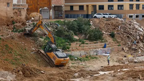 Vista general de los trabajos de reparación y acondicionamiento del barranco del Poyo a su paso por Paiporta, en una imagen de este miércoles. Vista general de los trabajos de reparación y acondicionamiento del barranco del Poyo a su paso por Paiporta, en una imagen de este miércoles.