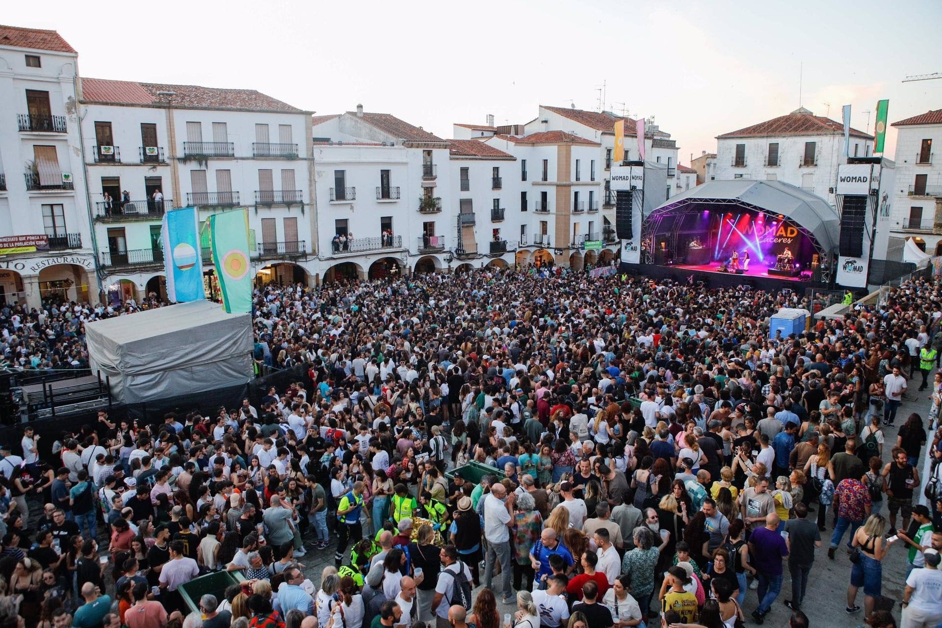 Los bares y restaurantes de la Plaza Mayor de Cáceres podrán instalar barras durante la celebración de Womad Los bares y restaurantes de la Plaza Mayor de Cáceres podrán instalar barras durante la celebración de Womad