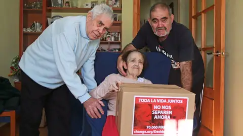 Un hijo entregará mañana 80.000 firmas en Mérida para que no separen a sus padres con Alzheimer en dos residencias Un hijo entregará mañana 80.000 firmas en Mérida para que no separen a sus padres con Alzheimer en dos residencias