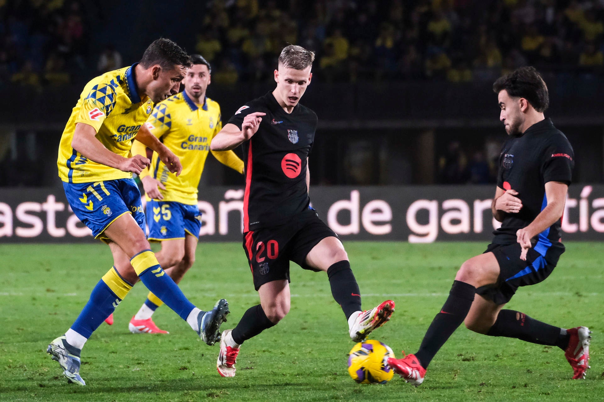 El Barcelona salva el liderato y se mantiene líder tras vencer a Las Palmas (0-2) El Barcelona salva el liderato y se mantiene líder tras vencer a Las Palmas (0-2)