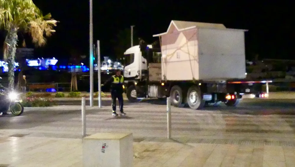 La grúa retirando la última caseta La grúa retirando la última caseta