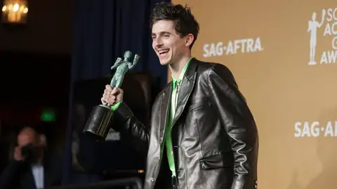 El actor Timothée Chalamet con el premio SAG a la ‘Actuación Sobresaliente por un Actor Masculino en un Papel Protagónico’ El actor Timothée Chalamet con el premio SAG a la ‘Actuación Sobresaliente por un Actor Masculino en un Papel Protagónico’