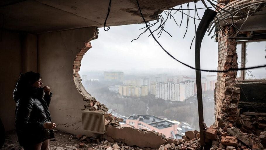 Una mujer inspecciona su piso en ruinas en el lugar de un ataque con drones contra un edificio residencial en Kiev, Ucrania.