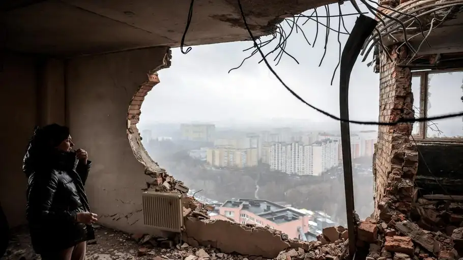 Una mujer inspecciona su piso en ruinas en el lugar de un ataque con drones contra un edificio residencial en Kiev, Ucrania. Una mujer inspecciona su piso en ruinas en el lugar de un ataque con drones contra un edificio residencial en Kiev, Ucrania.