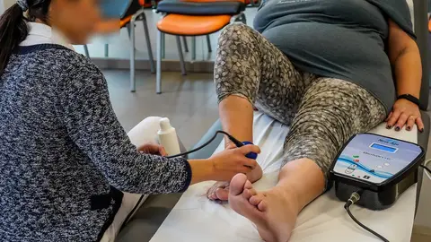 Los servicios municipales de Podología, Atención Psicológica, Peluquería y Fisioterapia son los más valorados por los mayores de Torrejón de Ardoz Prestación de un servicio de fisioterapia a una persona mayor en Torrejón de Ardoz