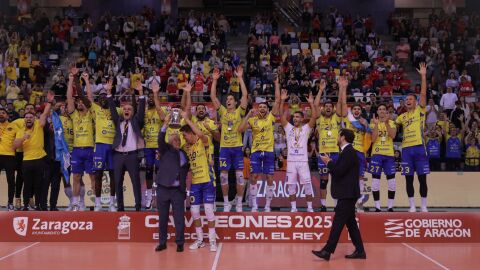 La plantilla del Guaguas en el podio de la Copa del Rey